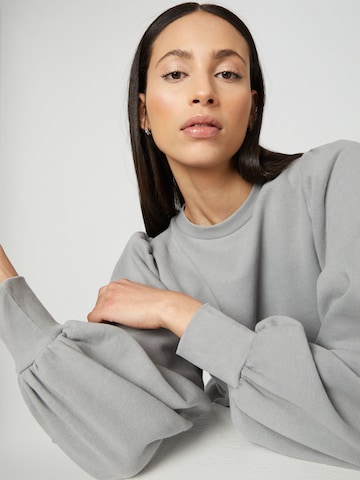 Sweat-shirt Liz Kaeber en gris