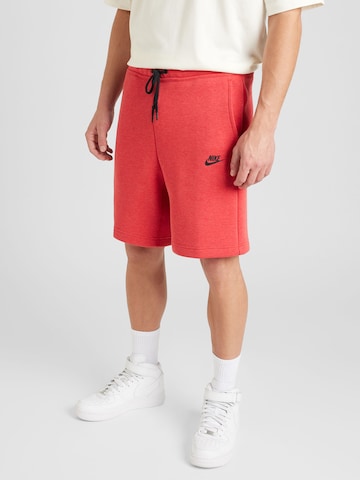 Nike SportswearLoosefit Hlače 'Tech Fleece' - crvena boja: prednji dio