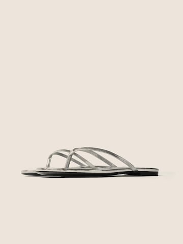L37 HANDMADE SHOES Teenslipper 'WRITTEN IN THE SAND' in Zilver