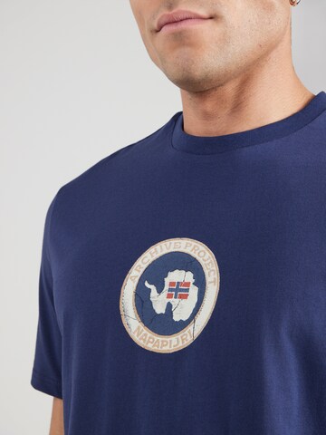 Tricou 'PHOS' de la NAPAPIJRI pe albastru