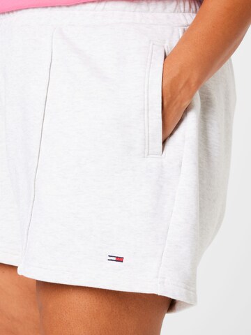 Tommy Jeans Curve Regular Shorts in Grau