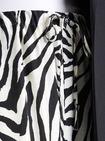 Regular Pantalon 'Tessy' ABOUT YOU en noir