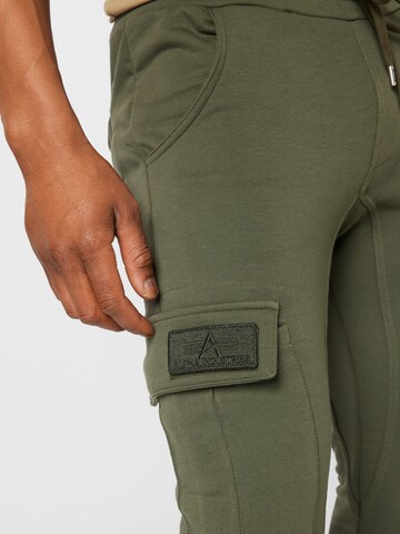 ALPHA INDUSTRIES Tapered Cargobroek 'Terry Jogger' in Groen