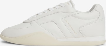 Baskets basses TOMMY HILFIGER en blanc : devant