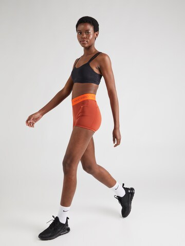 NIKE Skinny Sportshorts in Orange