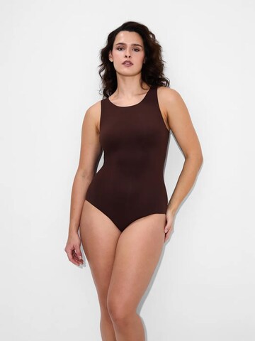 cfab by creamy fabrics Shapingbody 'Crew Neck Bodysuit String' in Bruin: voorkant
