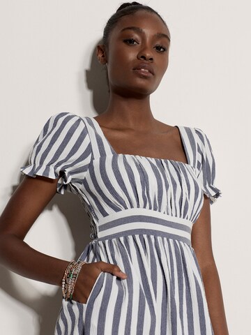 Robe ' ' Apricot en bleu