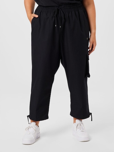 Pantaloni cu buzunare 'Icon Clash' Nike Sportswear pe negru, Vizualizare model