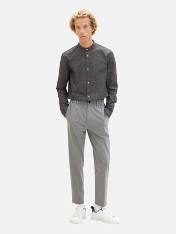 Regular Pantalon à plis TOM TAILOR DENIM en gris