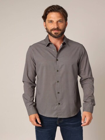 Coupe regular Chemise 'EMPOWER' Deeluxe en gris : devant