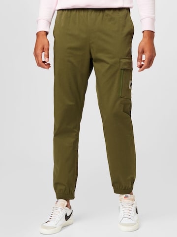 Tapered Pantaloni di Nike Sportswear in verde: frontale