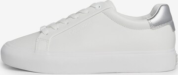 Baskets basses Calvin Klein en blanc : devant