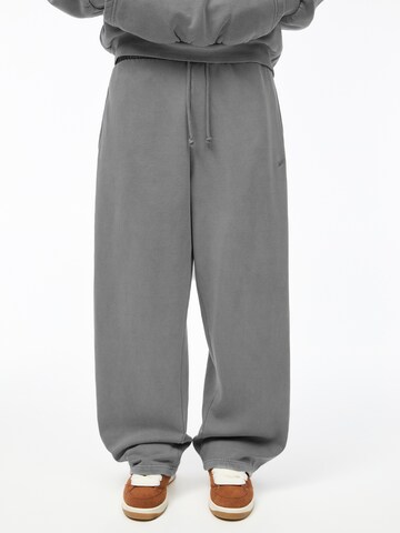 Loosefit Pantalon Pull&Bear en gris : devant