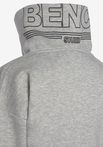 BENCH Sweatshirt in Grau