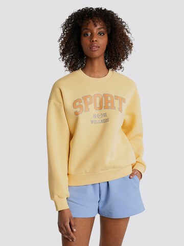 Sweat-shirt 'Riley' Gina Tricot en jaune : devant