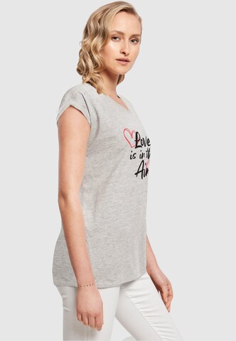 Merchcode T-Shirt 'Valentines Day - Love Is In The Air' in Grau