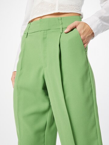 Cream Regular Pleat-Front Pants 'Saga' in Green