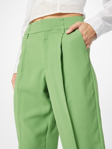 Cream Regular Pleat-front trousers 'Saga' in Green