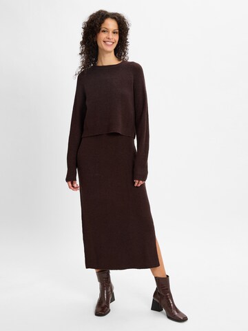 Ipuri Knitted dress in Brown: front