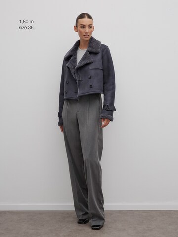 RÆRE by Lorena Rae Jacke in Grau