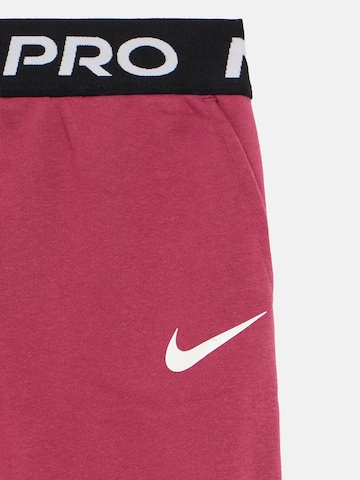 Nike Sportswear Дънки Tapered Leg Панталон 'PRO' в розово