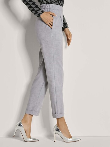 MADELEINE Tapered Bandplooibroek in Grijs