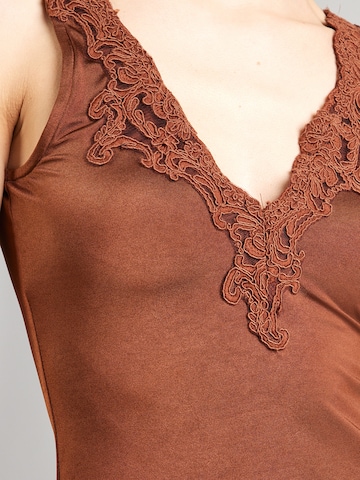 Tricou body 'Maithe' de la ABOUT YOU pe maro