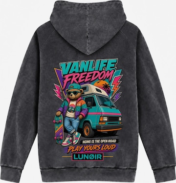 LUNØIR StudioSweater majica 'Vanlife Freedom' - crna boja: prednji dio