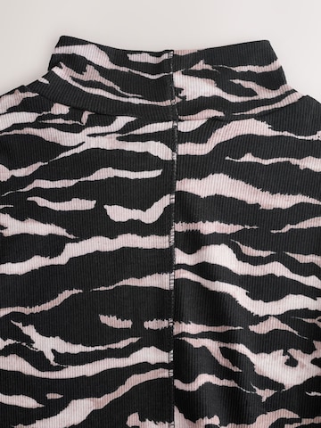 Tricou de la Next pe negru