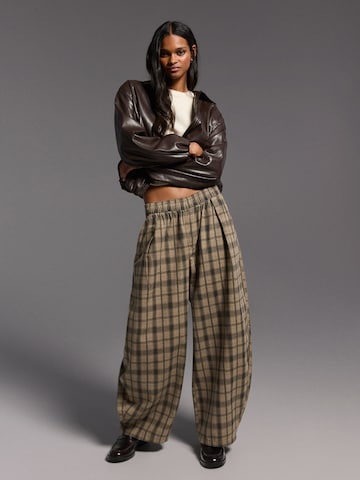 Bershka Barrel Kalhoty se sklady v pase – béžová: přední strana