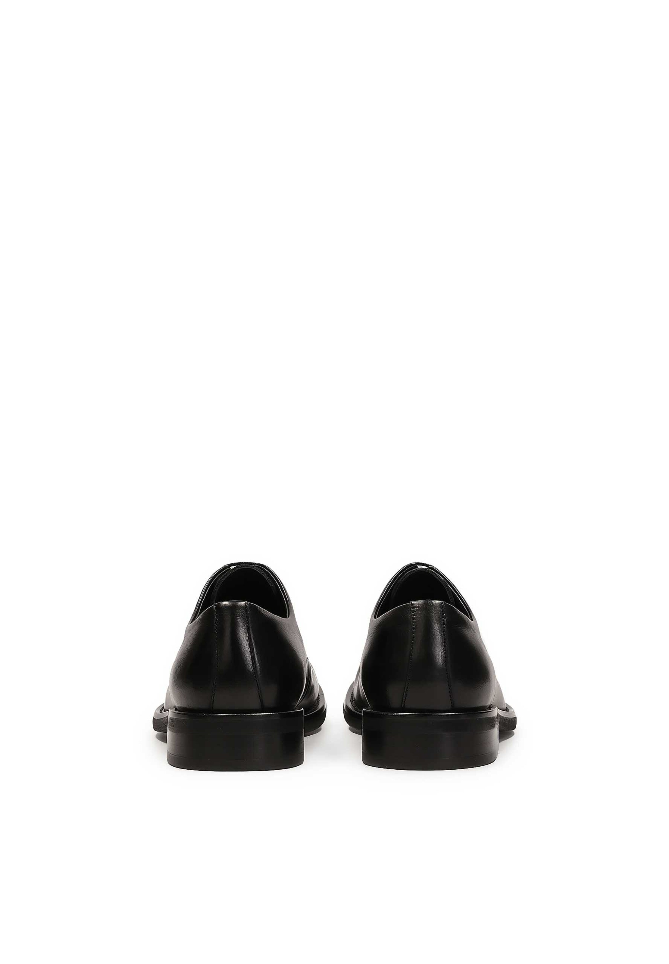 Scarpa stringata di Kazar in nero