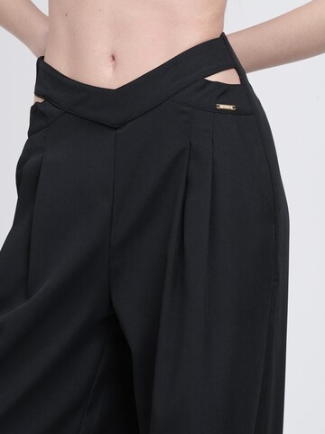 Influencer Ohlapna forma Hlače | črna barva