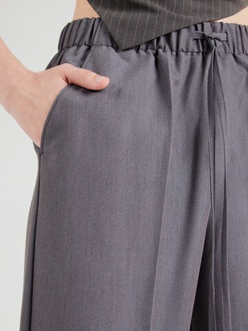 Loosefit Pantalon à plis QS en gris