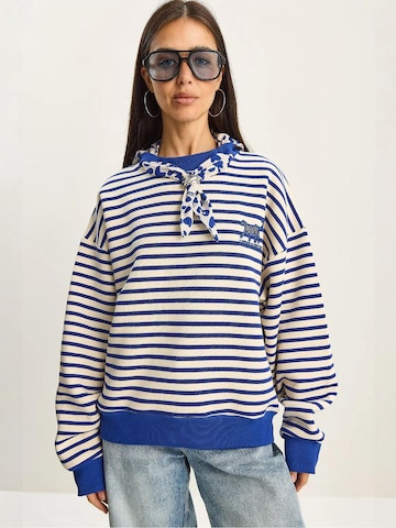 Felpa di Bianco Lucci in blu: frontale