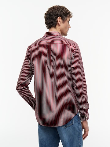 TOMMY HILFIGER - Ajuste estrecho Camisa 'FLEX' en rojo