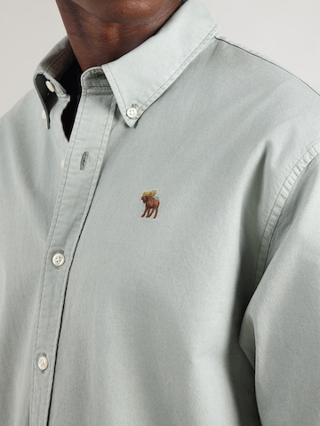 Abercrombie & Fitch Comfort Fit Košeľa - Zelená