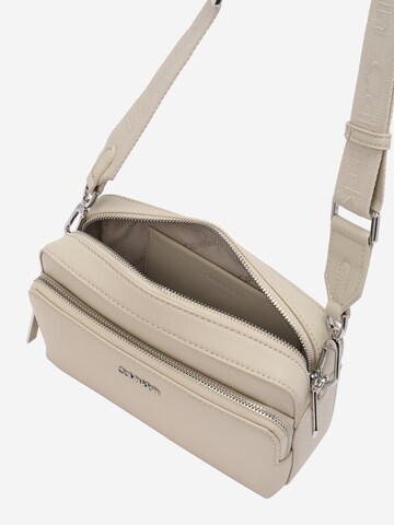 Calvin Klein Skuldertaske i beige