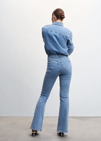 MANGO Flared Jeans i blå