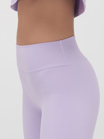 Skinny Pantalon 'TAYLOR' ABOUT YOU x VIAM Studio en violet