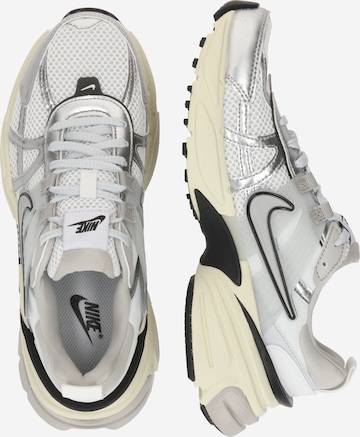 Nike Sportswear - Zapatillas deportivas bajas 'V2K' en blanco