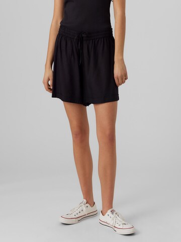 Vero Moda Tall Regular Shorts 'Bumpy' in Schwarz: predná strana