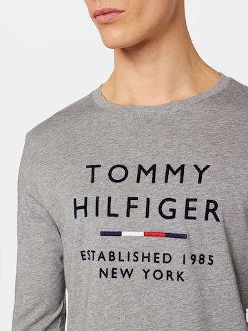 TOMMY HILFIGER Bluser & t-shirts i grå