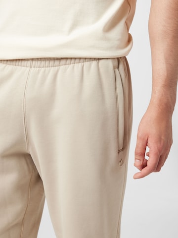ADIDAS ORIGINALS Zúžený Kalhoty 'Premium Essentials' – béžová