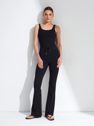 évasé Pantalon Dilvin en noir : devant