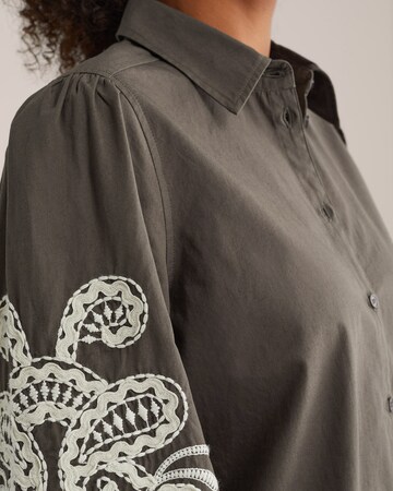 Bluză de la WE Fashion pe maro