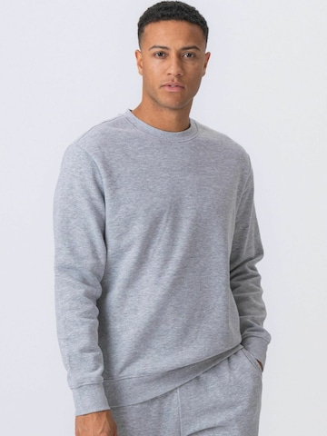 Pull-over ' Essential Crewneck ' TEESHOPPEN en gris : devant