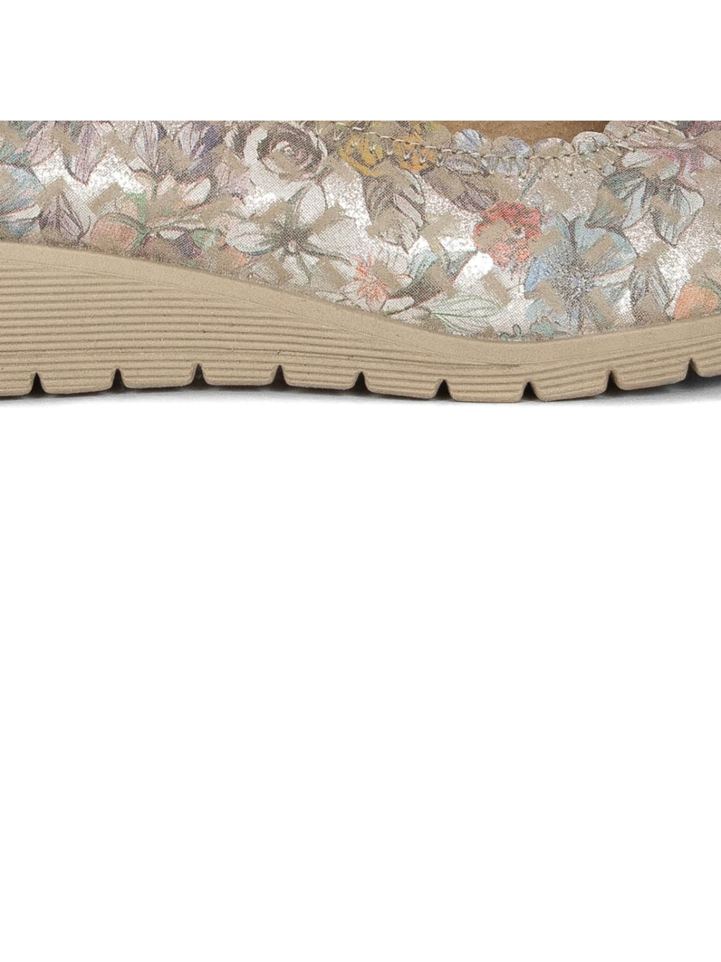 Maciejka Slip-ons in Beige