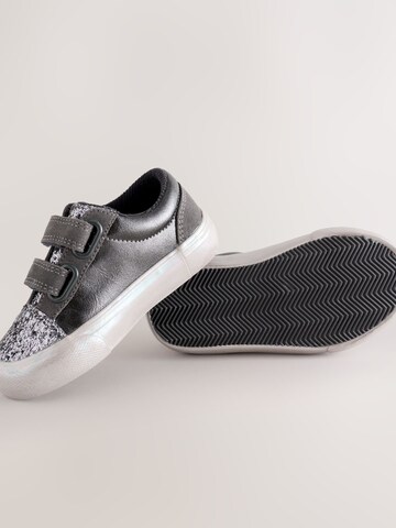 Sneaker di Next in grigio