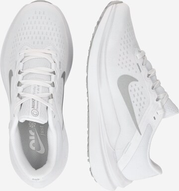 Scarpa da corsa 'Air Winflo 10' di NIKE in bianco