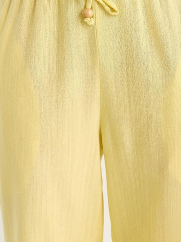 Pantalons de tailleur Bianco Lucci en jaune